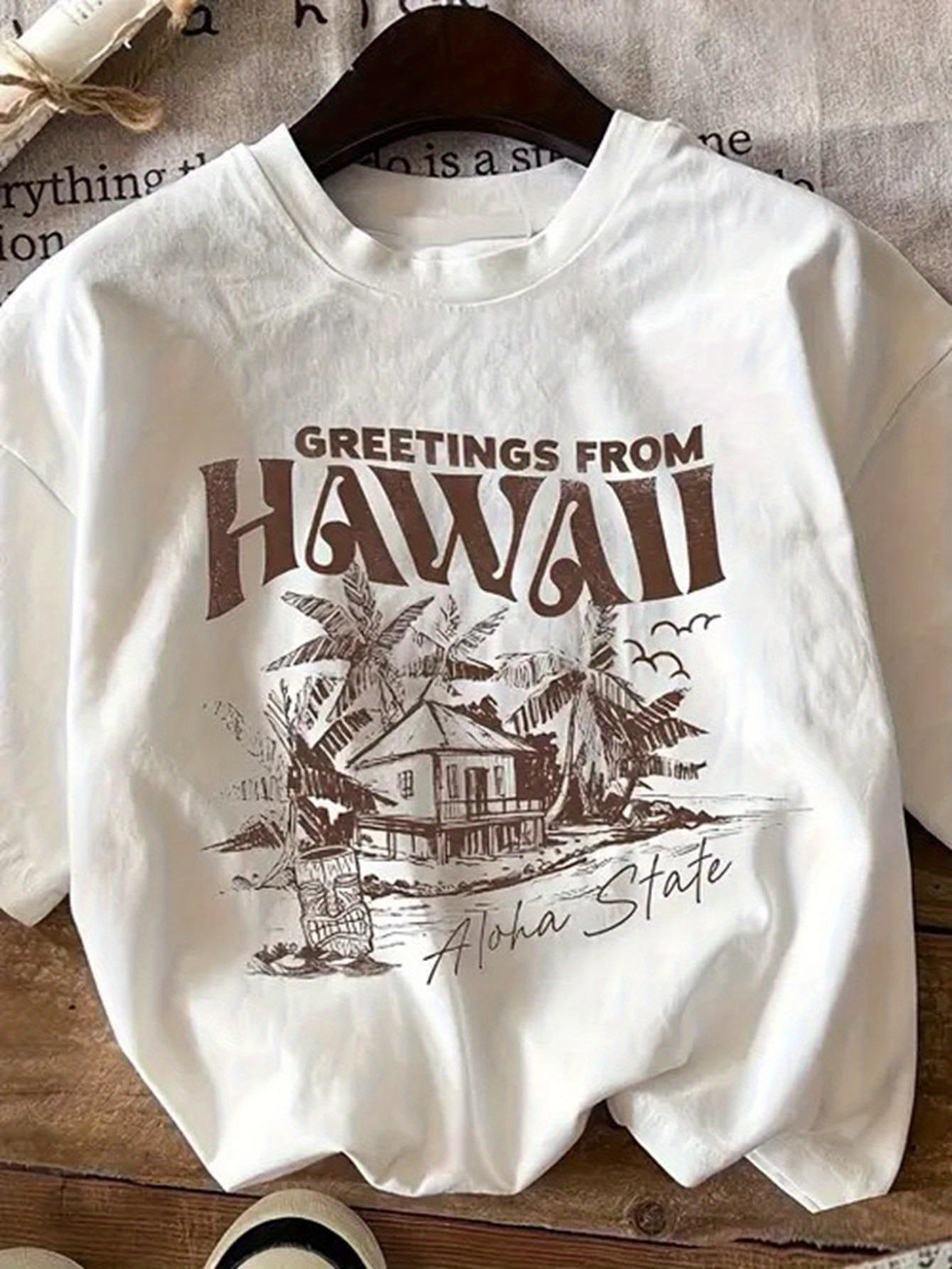 [Retro Hawaiian Tee] Lightweight Breathable Women's Casual Hawaiian Graphic T-Shirt | "Greetings from Hawaii" Retro Print with Palm Trees & Tropical Motifs, Round Neck Tee for Spring/Summer, Machine Washable Casual & Party Wear